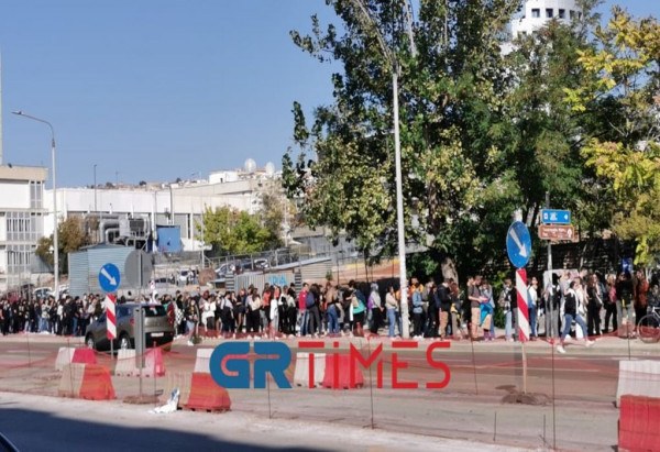 ΑΠΘ: Εικόνες ντροπής με φοιτητές να περιμένουν στην ουρά για ένα πιάτο φαγητό 