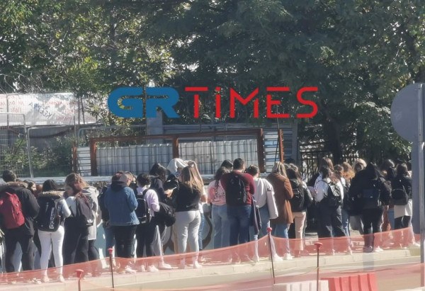 ΑΠΘ: Εικόνες ντροπής με φοιτητές να περιμένουν στην ουρά για ένα πιάτο φαγητό 