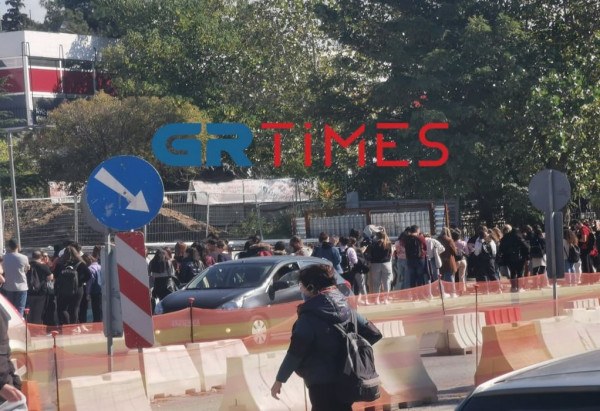 ΑΠΘ: Εικόνες ντροπής με φοιτητές να περιμένουν στην ουρά για ένα πιάτο φαγητό 