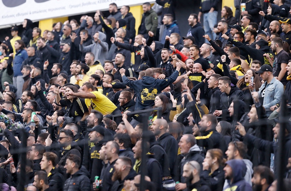 Ο Άρης αποθεώνεται από τον κόσμο του μετά το 5-1 επί του Παναιτωλικού