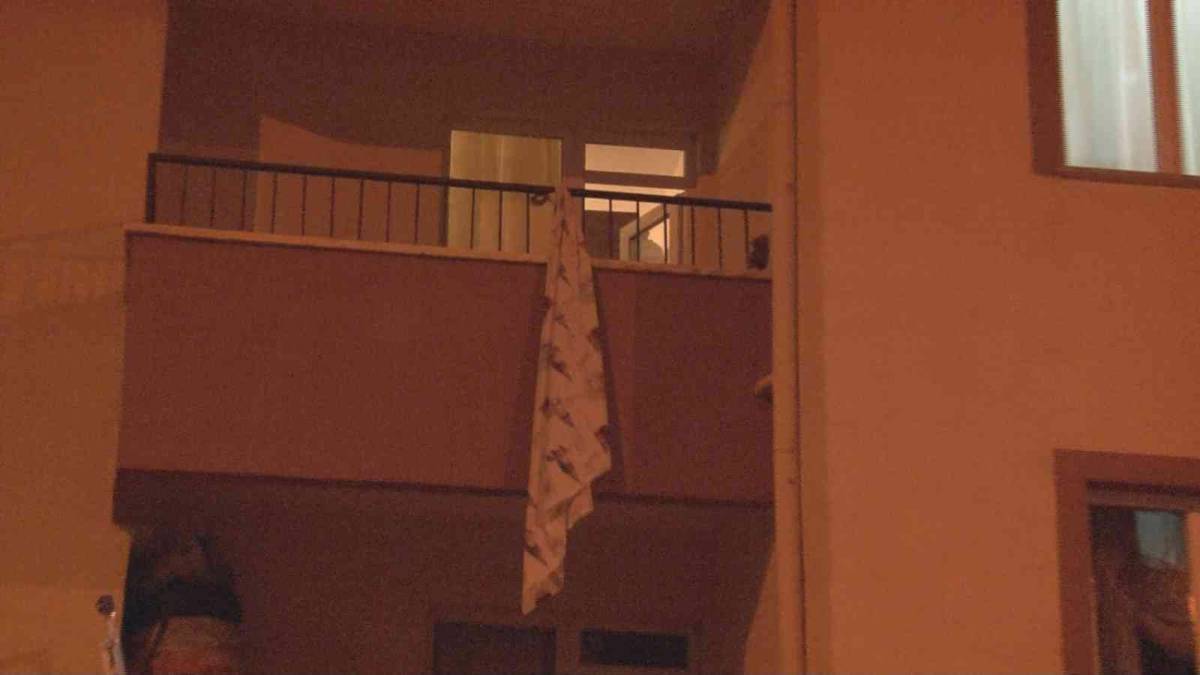 Απίστευτο σκηνικό στην Τουρκία με γυναίκα να προσπαθεί να ξεφύγει από τον βίαιο σύζυγό της κατεβαίνοντας με σεντόνι από τον τρίτο όροφο!