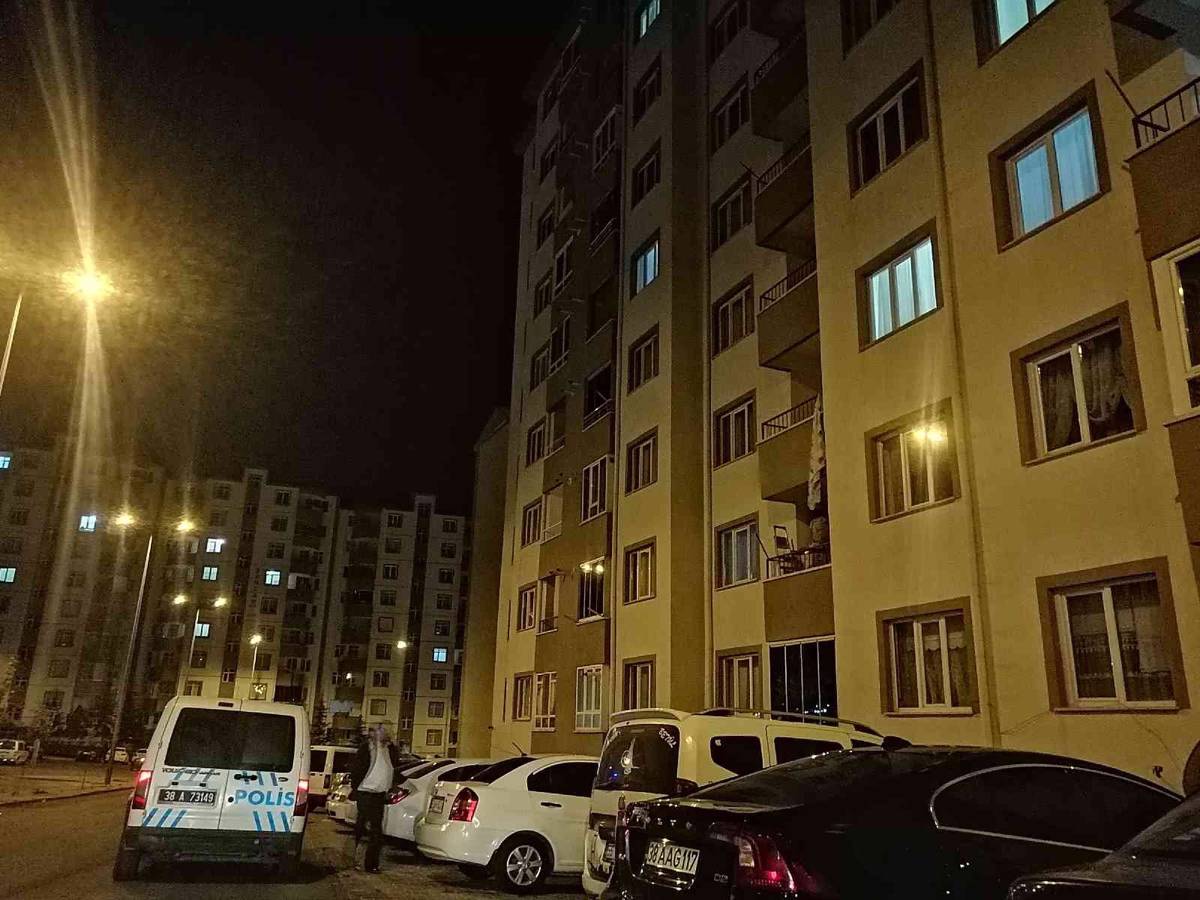 Απίστευτο σκηνικό στην Τουρκία με γυναίκα να προσπαθεί να ξεφύγει από τον βίαιο σύζυγό της κατεβαίνοντας με σεντόνι από τον τρίτο όροφο!
