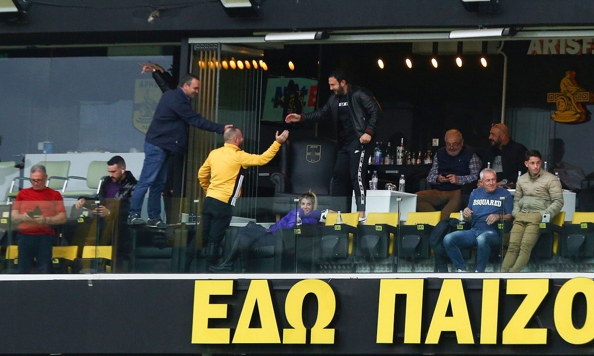 Καρυπίδης δέχεται μπράβο από τον κόσμο του Άρη μετά το 5-1 επί του Παναιτωλικού
