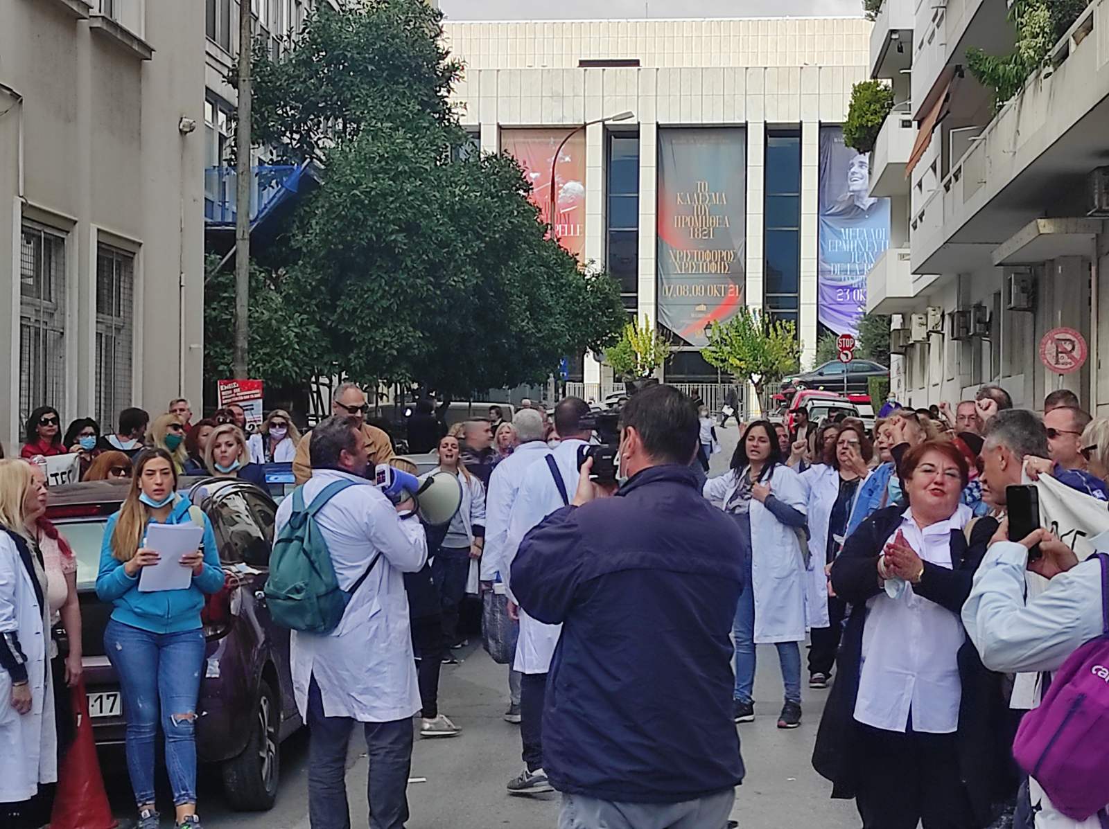 Συνεχίζουν τον αγώνα τους κατά του υποχρεωτικού εμβολιασμού οι υγειονομικοί υπάλληλοι, με συγκέντρωση στο Νοσοκομείο Αλεξάνδρας.