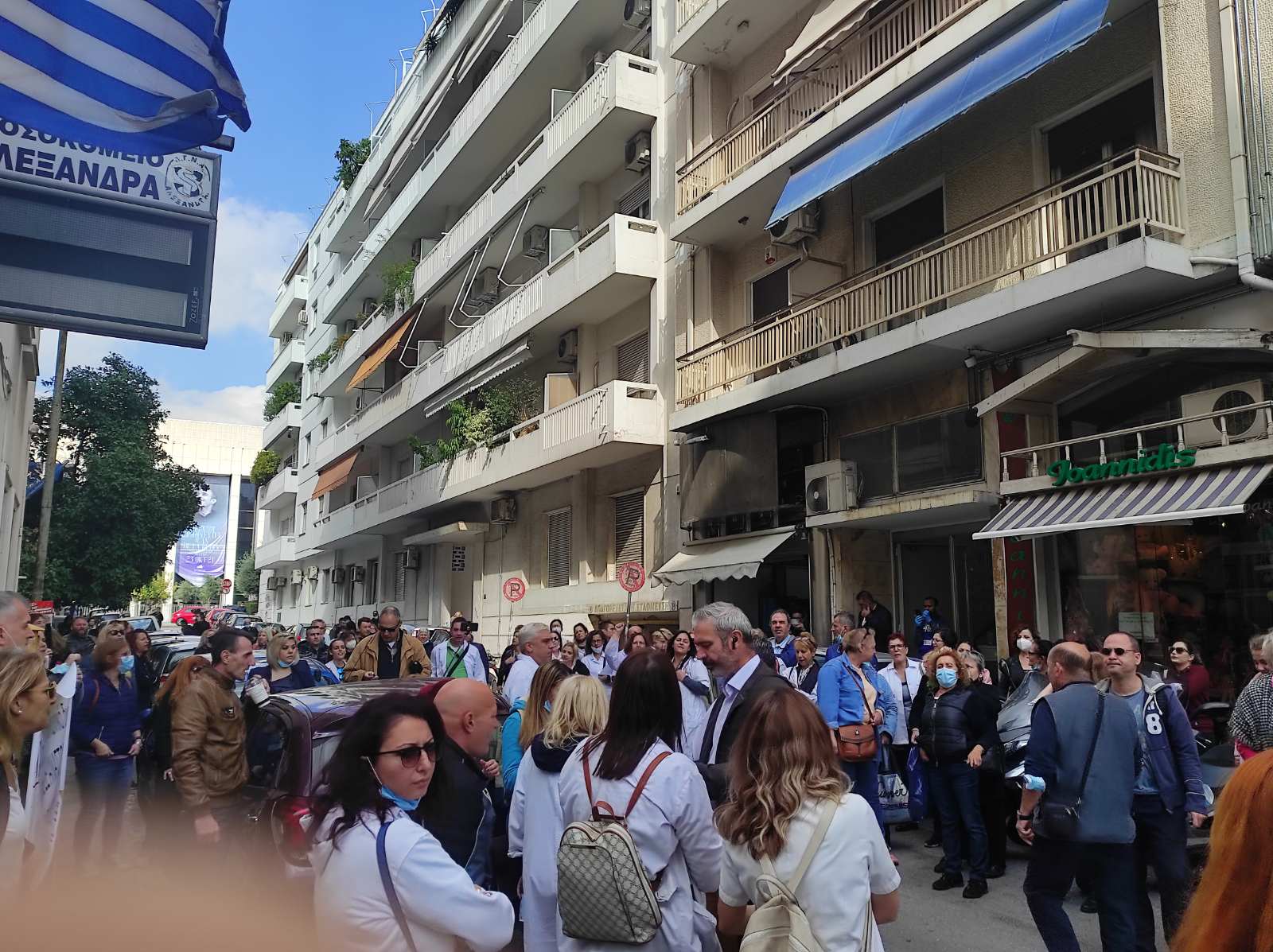 Συνεχίζουν τον αγώνα τους κατά του υποχρεωτικού εμβολιασμού οι υγειονομικοί υπάλληλοι, με συγκέντρωση στο Νοσοκομείο Αλεξάνδρας.