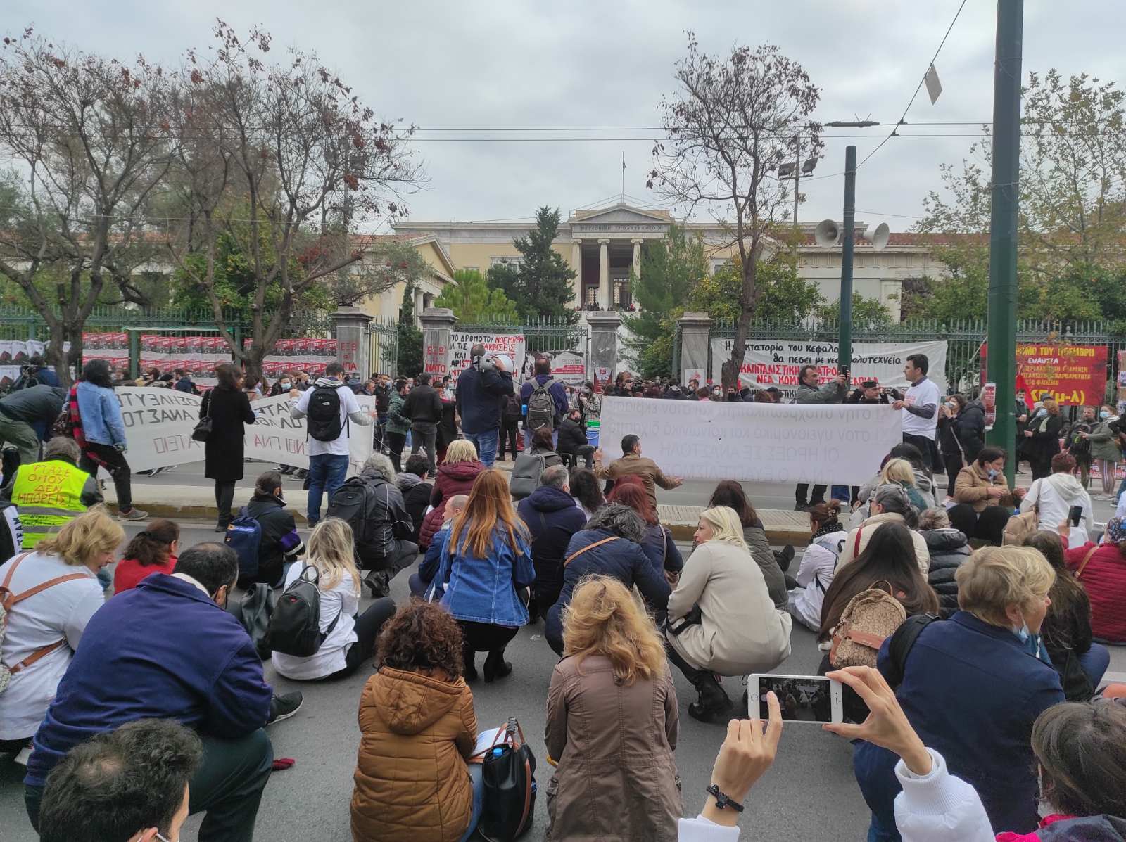 Συγκέντρωση διαμαρτυρίας υγειονομικών κατά της υποχρεωτικότητας στο Υπ. Υγείας