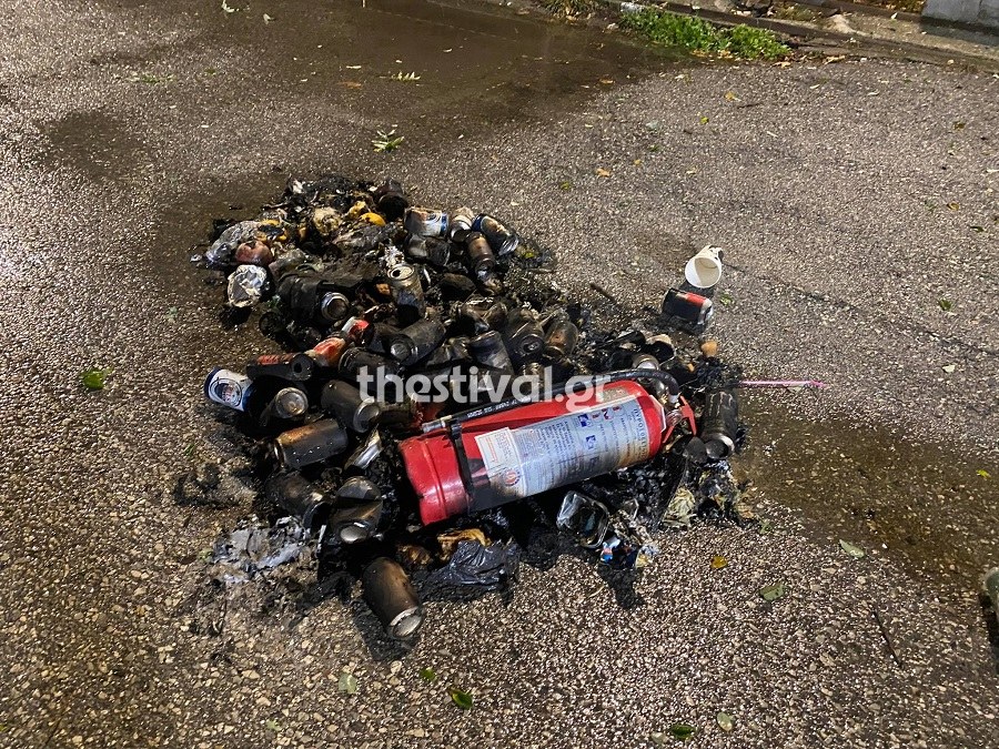 Εικόνες καταστροφής στο Αριστοτέλειο Πανεπιστήμιο μετά τα επεισόδια που σημειώθηκαν την Τετάρτη με αφορμή την επέτειο του Πολυτεχνείου.