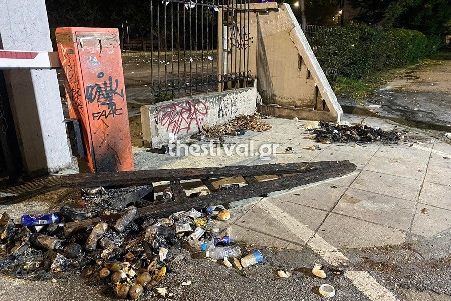 Εικόνες καταστροφής στο Αριστοτέλειο Πανεπιστήμιο μετά τα επεισόδια που σημειώθηκαν την Τετάρτη με αφορμή την επέτειο του Πολυτεχνείου.