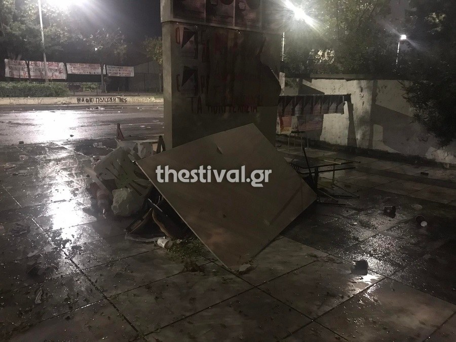 Εικόνες καταστροφής στο Αριστοτέλειο Πανεπιστήμιο μετά τα επεισόδια που σημειώθηκαν την Τετάρτη με αφορμή την επέτειο του Πολυτεχνείου.