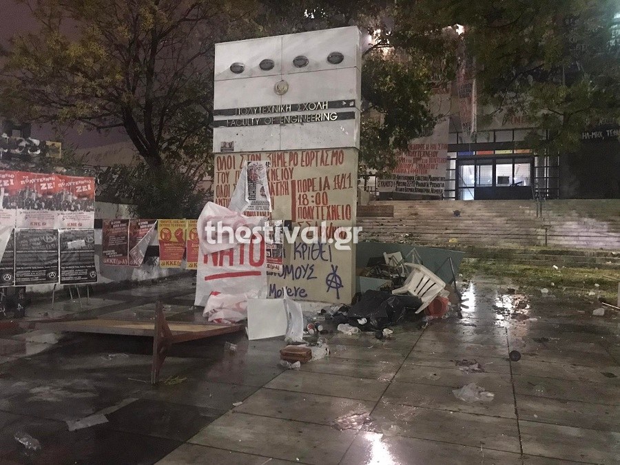 Εικόνες καταστροφής στο Αριστοτέλειο Πανεπιστήμιο μετά τα επεισόδια που σημειώθηκαν την Τετάρτη με αφορμή την επέτειο του Πολυτεχνείου.