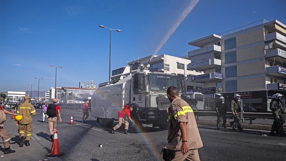 Επεισόδια στη συγκέντρωση διαμαρτυρίας πυροσβεστών έξω από το υπουργείο κλιματικής αλλαγής.
