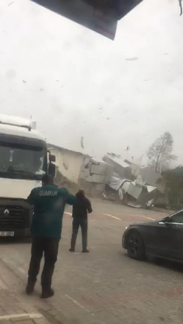 Τουρκία: Αέρας 130 χιλιομέτρων έριξε σαν χάρτινο τεράστιο πύργο ρολογιού στην Κωνσταντινούπολη