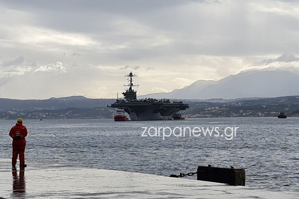 Ελληνοτουρκικά: Στον κόλπο της Σούδας το πρωί της Πέμπτης το αμερικανικό αεροπλανοφόρο «Harry S. Truman», το οποίο προκαλεί δέος.