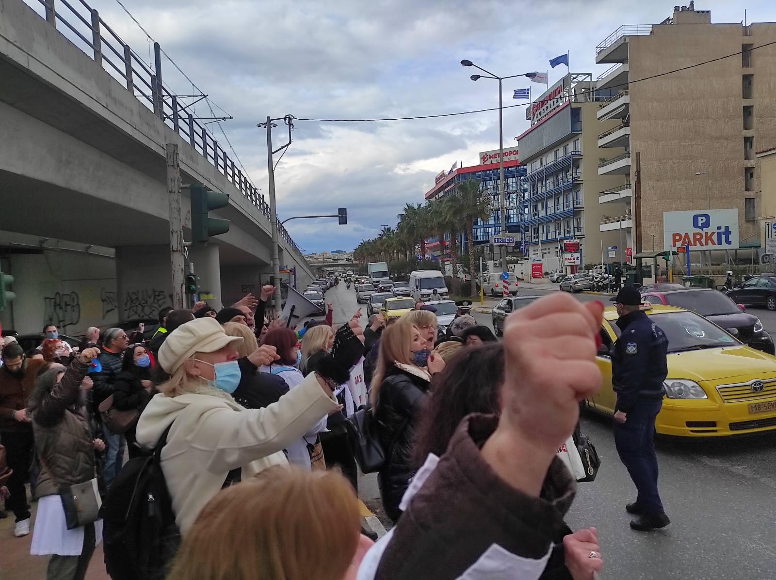 Υγειονομικοί: Διαδήλωση κατά της υποχρεωτικότητας έξω από το ΣΚΑΪ (pics &amp; vid)