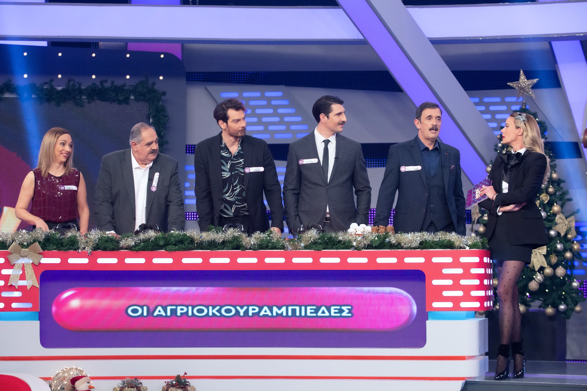 «Αγριες Μελισσες» και «Ρουκ Ζουκ» γίνονται... ένα τα Χριστούγεννα και δημιουργούν ένα «εκρηκτικό μείγμα» στις τηλεοράσεις της.