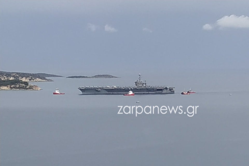 Ελληνοτουρκικά: Στον κόλπο της Σούδας το πρωί της Πέμπτης το αμερικανικό αεροπλανοφόρο «Harry S. Truman», το οποίο προκαλεί δέος.