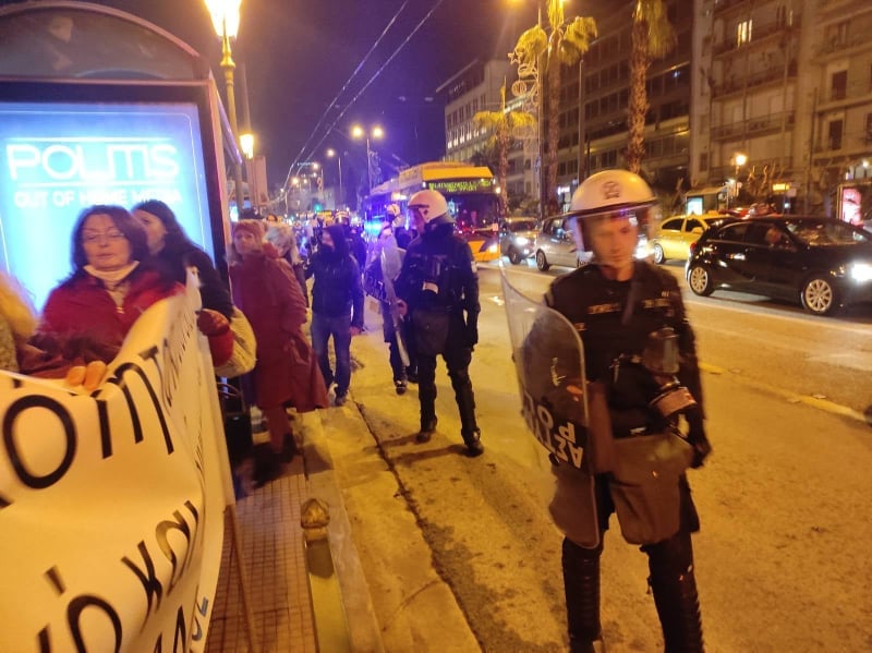 Νέα συγκέντρωση κατά του υποχρεωτικού εμβολιασμού έκαναν οι υγειονομικοί, οι οποίοι μάλιστα έκοψαν και την πίτα τους για το νέο έτος.