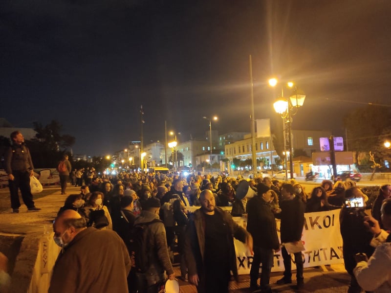 Νέα συγκέντρωση κατά του υποχρεωτικού εμβολιασμού έκαναν οι υγειονομικοί, οι οποίοι μάλιστα έκοψαν και την πίτα τους για το νέο έτος.