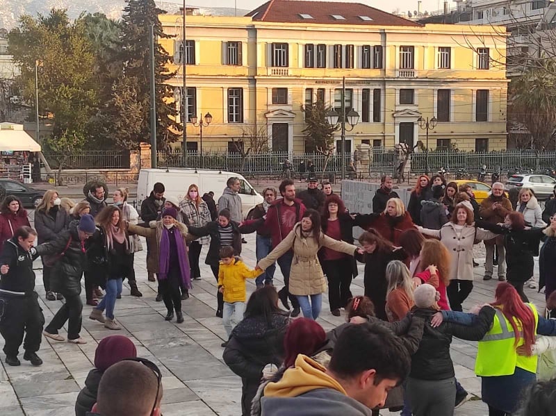 Νέα συγκέντρωση κατά του υποχρεωτικού εμβολιασμού έκαναν οι υγειονομικοί, οι οποίοι μάλιστα έκοψαν και την πίτα τους για το νέο έτος.