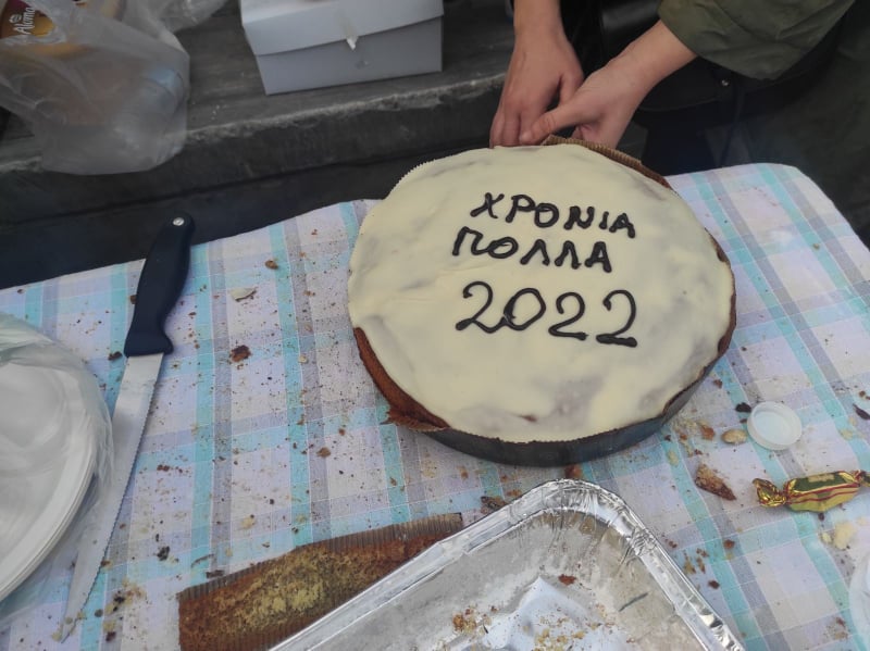 Νέα συγκέντρωση κατά του υποχρεωτικού εμβολιασμού έκαναν οι υγειονομικοί, οι οποίοι μάλιστα έκοψαν και την πίτα τους για το νέο έτος.