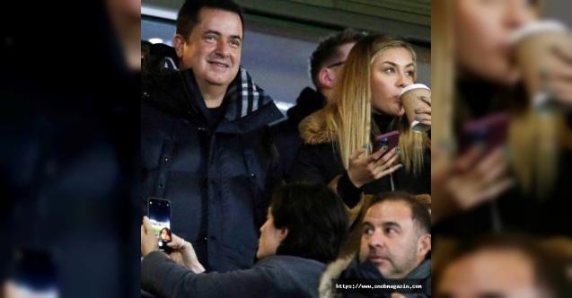 Την... παράσταση έκλεψε ο Τούρκος παραγωγός Ατζούν Ιλιτζαλί και οι δύο πανέμορφες γυναίκες που τον συνόδευαν σε αγώνα της Χαλ.