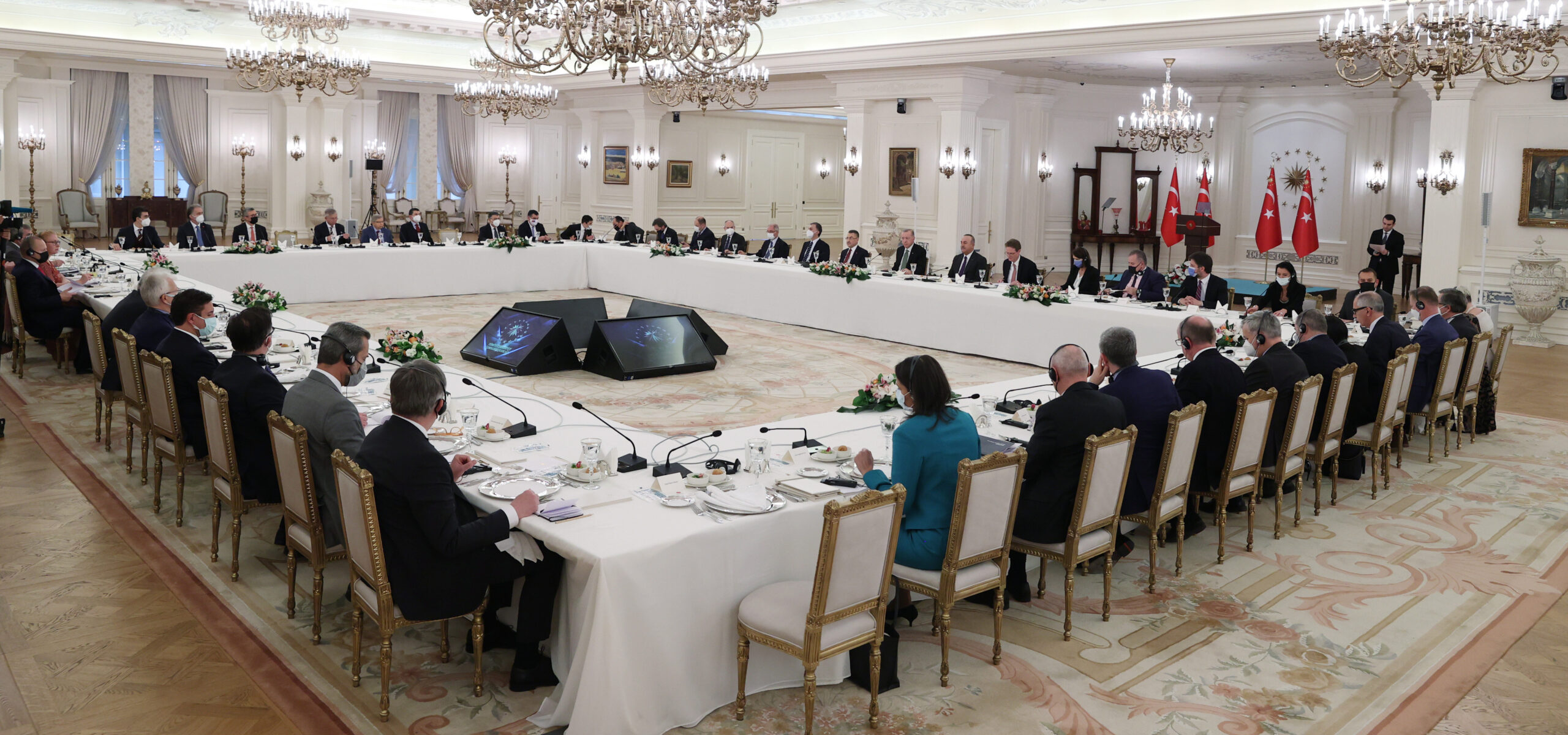 Πανηγυρίζουν οι Τούρκοι καθώς ισχυρίζονται πως πρεσβευτές ευρωπαϊκών χωρών παρακολουθούσαν με μεγάλη προσοχή ομιλία του Ταγίπ Ερντογάν.
