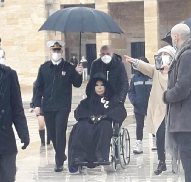 Αντικείμενο έντονου σχολιασμού έχει γίνει στην Τουρκία η εικόνα αξιωματικός να κρατά ομπρέλα σε τραγουδίστρια σε μια δημόσια εμφάνιση.
