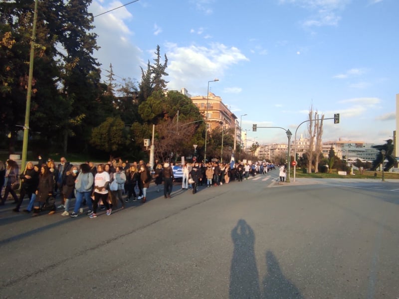Δυναμική πορεία και συγκέντρωση πραγματοποίησαν οι Υγειονομικοί υπάλληλοι την Κυριακή (13/2) κατά του υποχρεωτικού εμβολιασμού.