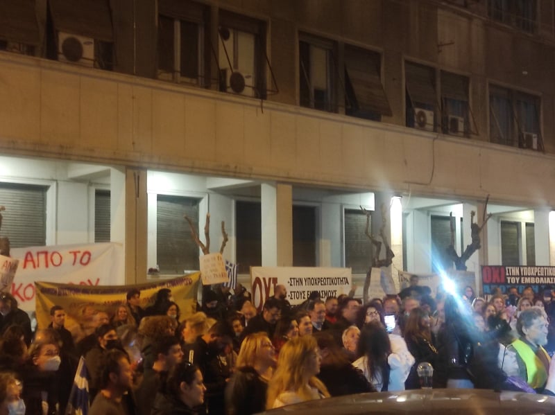 Για έκτη σερί ημέρα οι υγειονομικοί συνέχισαν τις κινητοποιήσεις τους κατά της υποχρεωτικού εμβολιασμού έξω από τη Υπουργείο Υγείας.