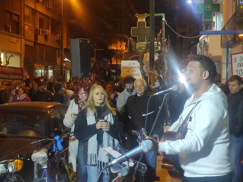 Για έκτη σερί ημέρα οι υγειονομικοί συνέχισαν τις κινητοποιήσεις τους κατά της υποχρεωτικού εμβολιασμού έξω από τη Υπουργείο Υγείας.