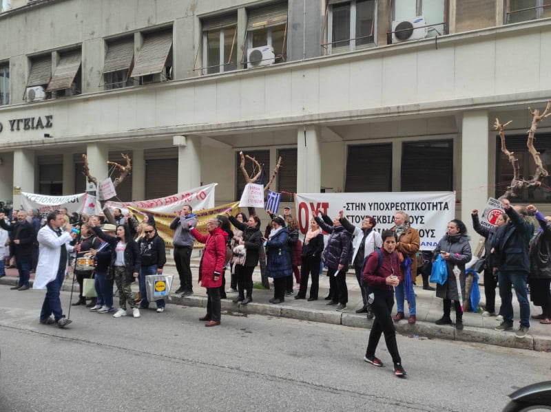 Υγειονομικοί κατά της υποχρεωτικότητας: 15 ημέρες έξω από το Υπουργείο Υγείας νυχθημερόν (pics & vid)