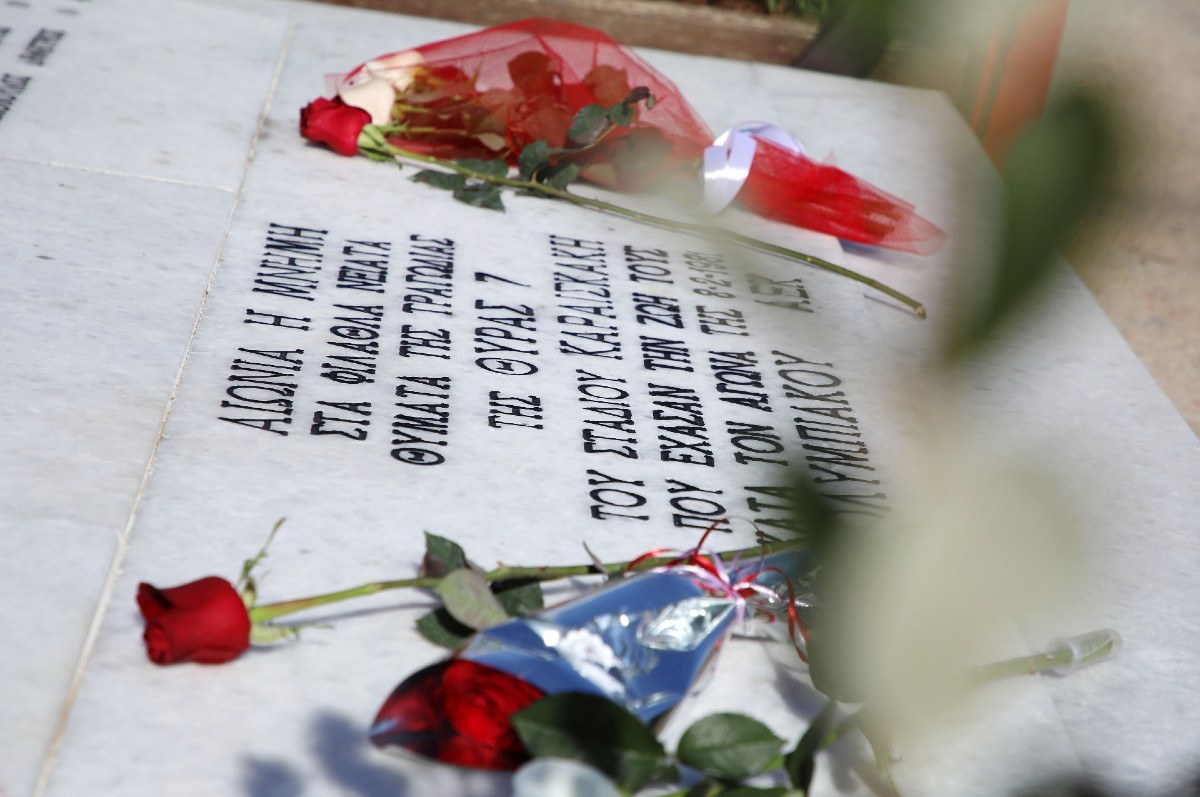 Ένα λευκό τριαντάφυλλο εναπόθεσε ο πρόεδρος του Ολυμπιακού, Βαγγέλης Μαρινάκης το Σάββάτο (5/2) στο μνημείο των θυμάτων για την Θύρα 7.