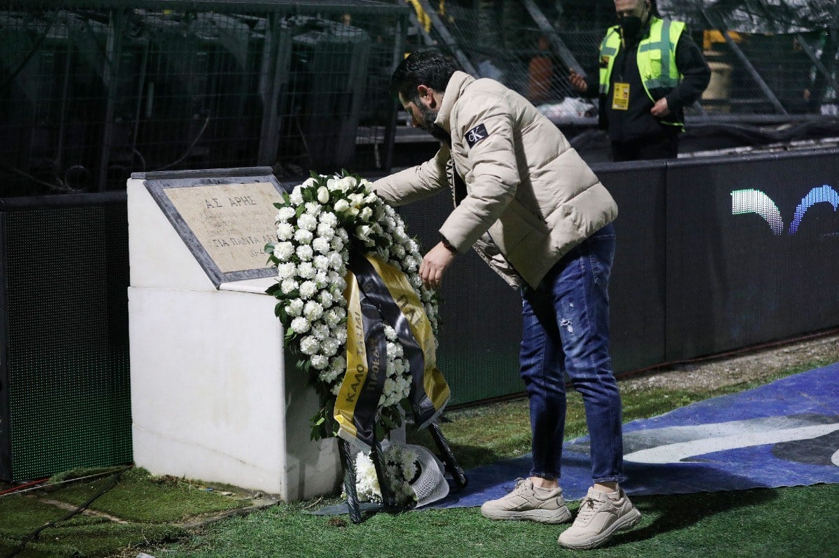 Συγκινητική στιγμή λίγο πριν τη σέντρα του Άρης - ΠΑΟΚ, καθώς οι δύο ομάδες τίμησαν τη μνήμη του Άλκη και του ξάδερφου του Θόδωρου Καρυπίδη.