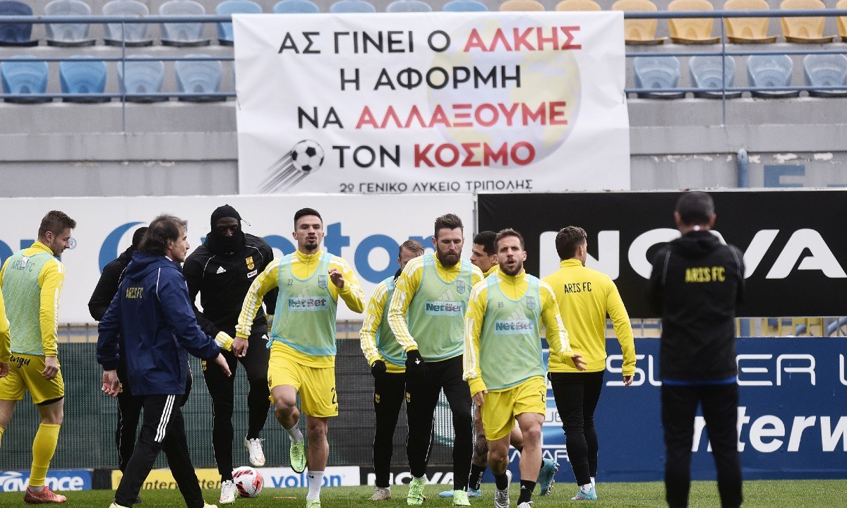 Αστέρας Τρίπολης - Άρης: Οι οπαδοί του Αστέρας Τρίπολης τίμησαν τη μνήμη του Άλκη Καμπανού αναρτώντας δύο πανό με όμορφα μηνύματα.