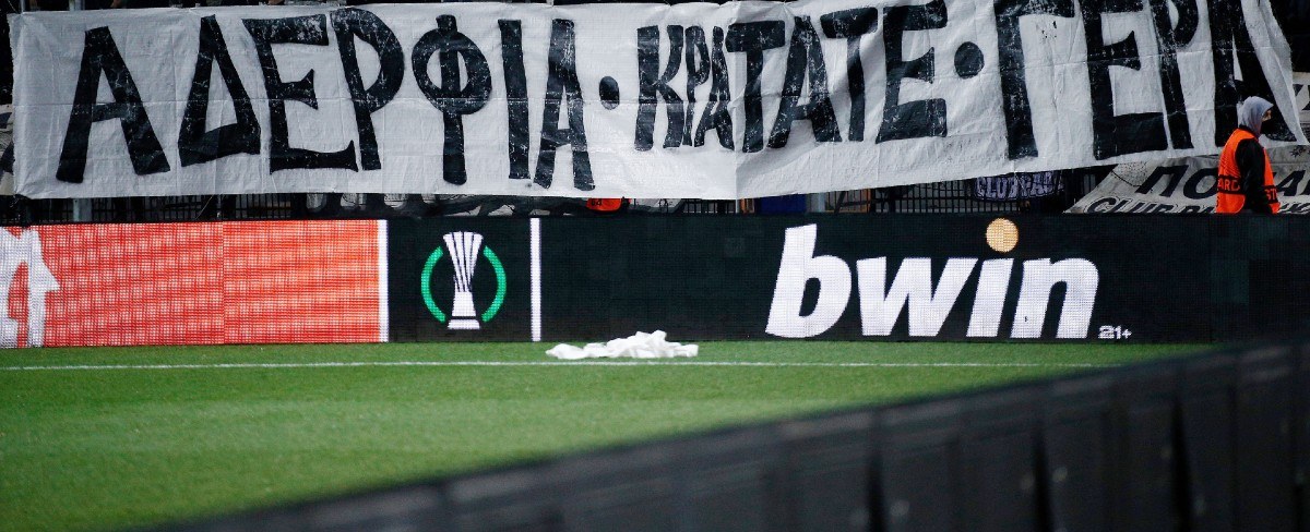 Όπως ανακοινώθηκε επίσημα από τις Αρχές, η αστυνομία ταυτοποίησε τους οπαδούς που ανέβασαν το απαράδεκτο πανό στο ΠΑΟΚ - Μίντλαντ.