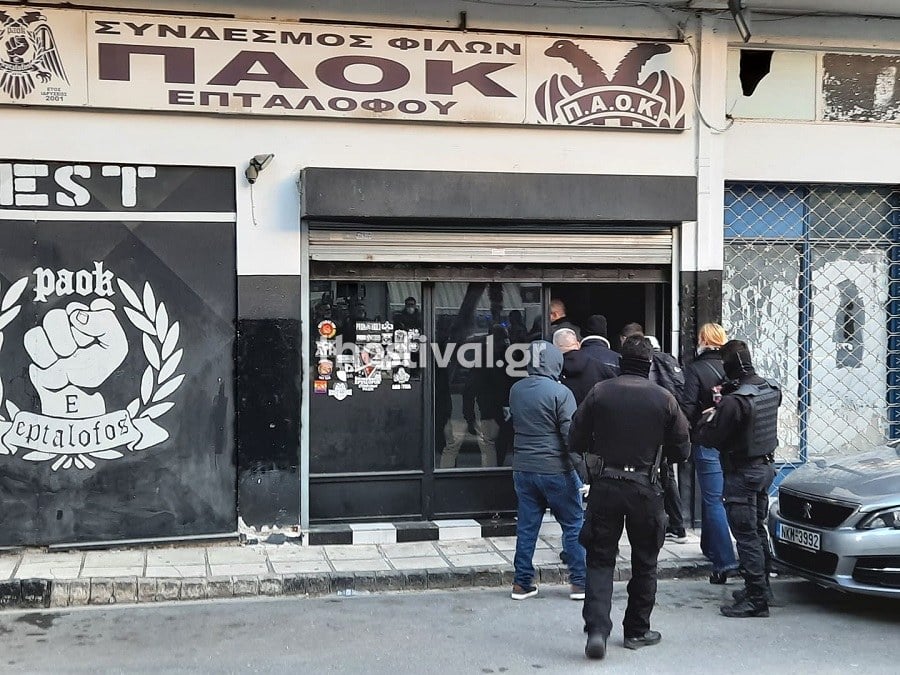 Δολοφονία Άλκη: Αστυνομική επιχείρηση σε συνδέσμους του ΠΑΟΚ προκειμένου να βρεθούν άτομα η αντικείμενα που συνδέονται με το περιστατικό.