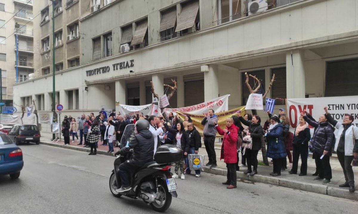 Υγειονομικοί κατά της υποχρεωτικότητας: 15 ημέρες έξω από το Υπουργείο Υγείας νυχθημερόν (pics & vid)