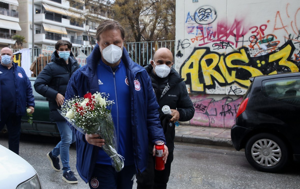 Ο Πέδρο Μαρτίνς, καθώς και αντιπροσωπεία της ΠΑΕ Ολυμπιακός βρέθηκαν στο σημείο όπου δολοφονήθηκε ο Άλκης Καμπανός και τίμησαν τη μνήμη του.