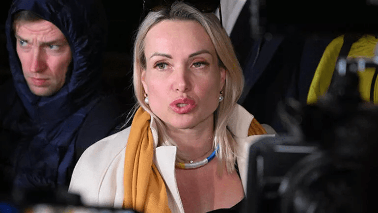Ρωσία: Αυτή η όμορφη ξανθιά γυναίκα έγινε εχθρός του Πούτιν - Τη μισούνε όλοι