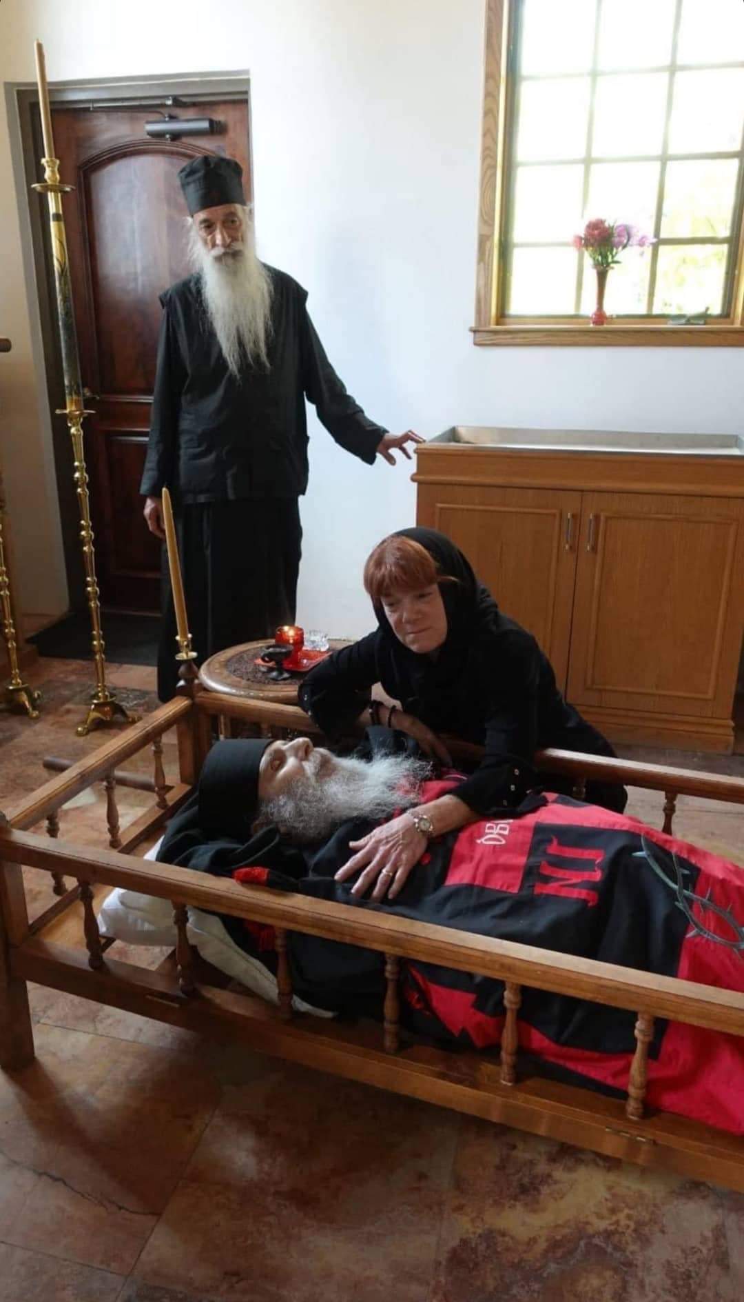 Το σκήνωμα του μοναχού Εφραίμ (Φρανκ Άτγουντ) και η σύζυγος του Ρέιτσελ Άτγουντ.