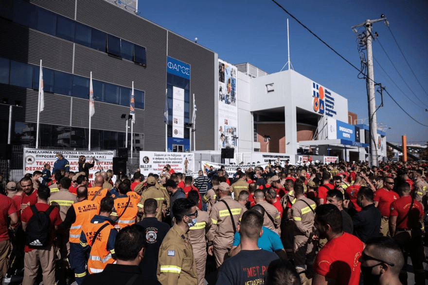 Φωτιά στην Πεντέλη: Όταν η κυβέρνηση πέταγε δακρυγόνα και έβρεχε με την αύρα τους εποχικούς πυροσβέστες