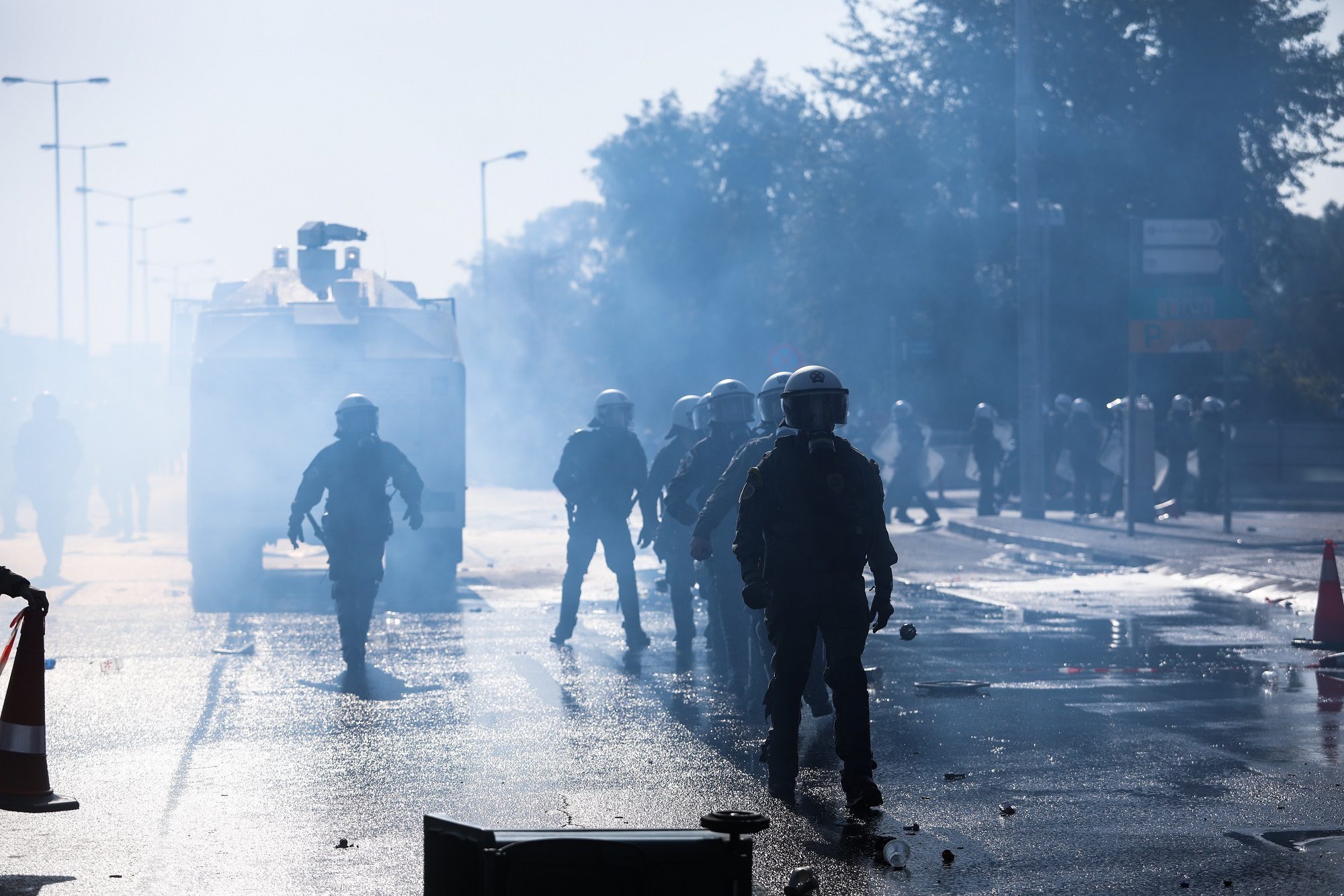 Φωτιά στην Πεντέλη: Όταν η κυβέρνηση πέταγε δακρυγόνα και έβρεχε με την αύρα τους εποχικούς πυροσβέστες