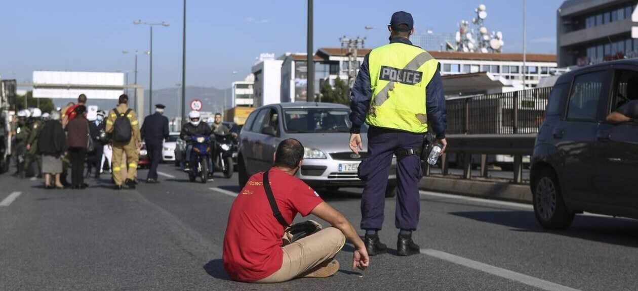 Φωτιά στην Πεντέλη: Όταν η κυβέρνηση πέταγε δακρυγόνα και έβρεχε με την αύρα τους εποχικούς πυροσβέστες