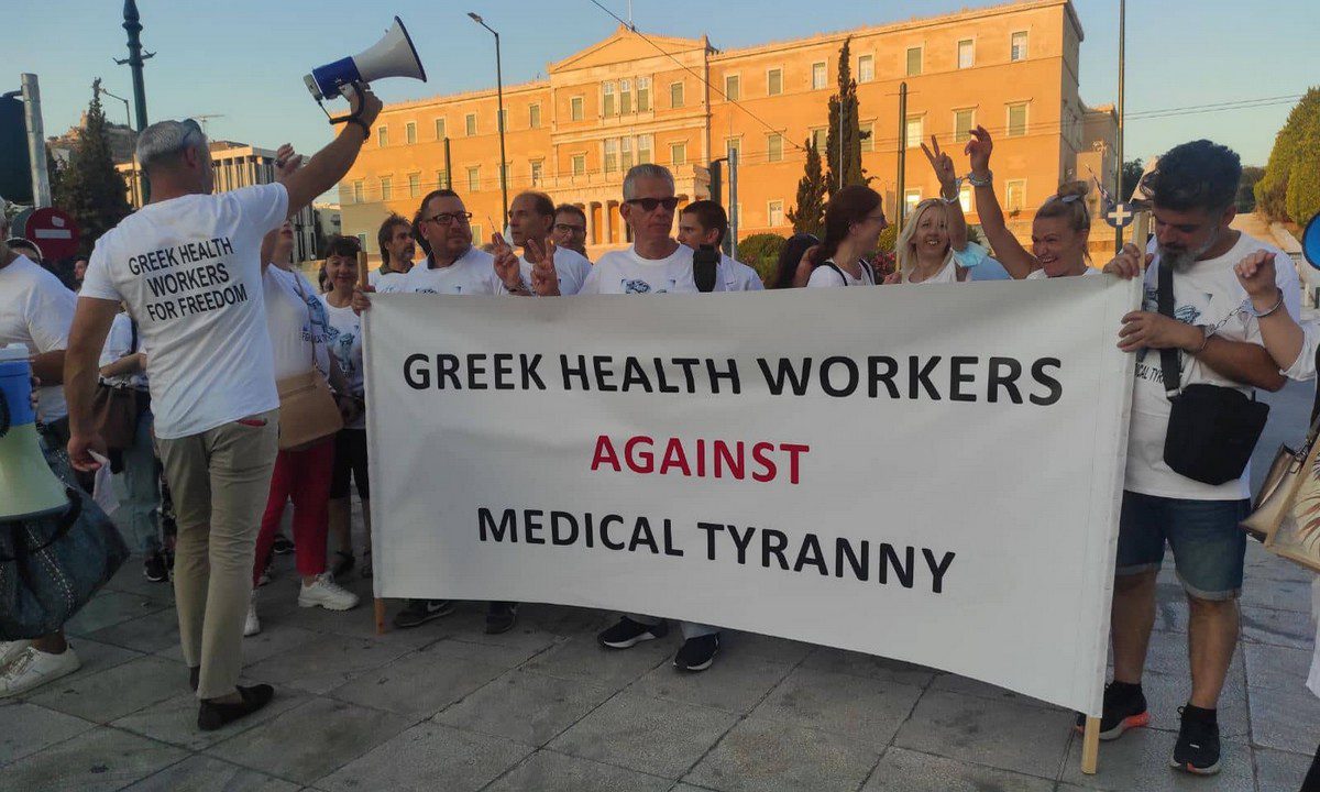 Υγειονομικοί: Συγκέντρωση με χειροπέδες στα χέρια (pics &amp; vids)