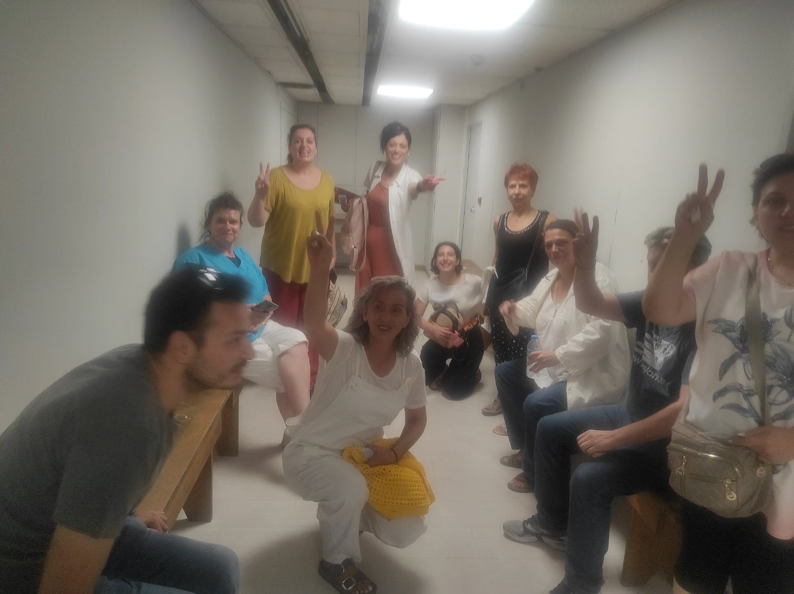 Υγειονομικοί υπάλληλοι, σε αναστολή, προσπάθησαν να διαμαρτυρηθούν έξω από το σπίτι του Πρωθυπουργού και κατέληξαν στην ΓΑΔΑ!