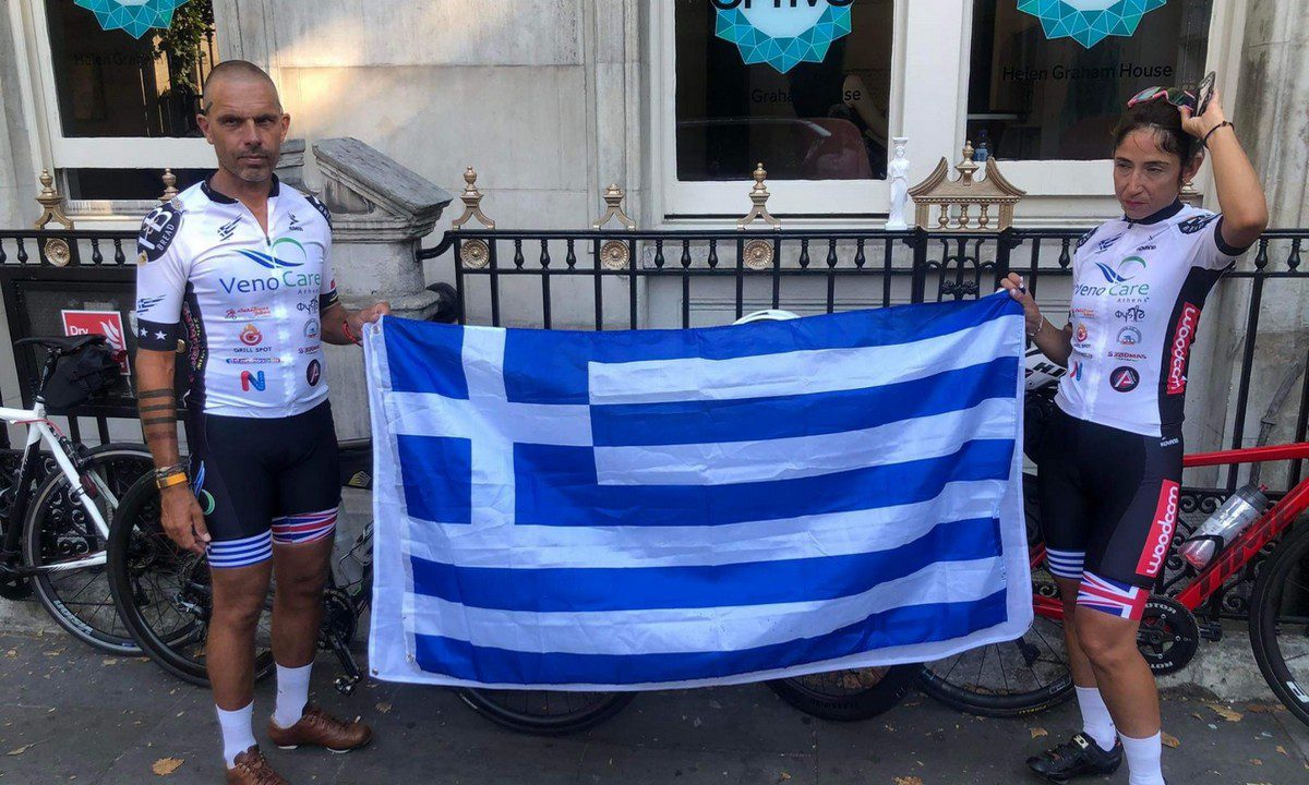 Μάρμαρα του Παρθενώνα: Οι πέντε ποδηλάτες με το σύνθημα «Bring Them Back» έφτασαν στην «Ιθάκη» τους
