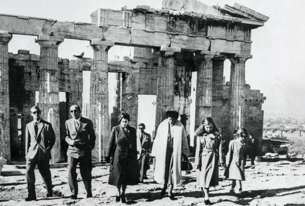 Όταν η Βασίλισσα Ελισάβετ είχε έρθει στην Ελλάδα και έκανε βόλτα στο Σύνταγμα (video)