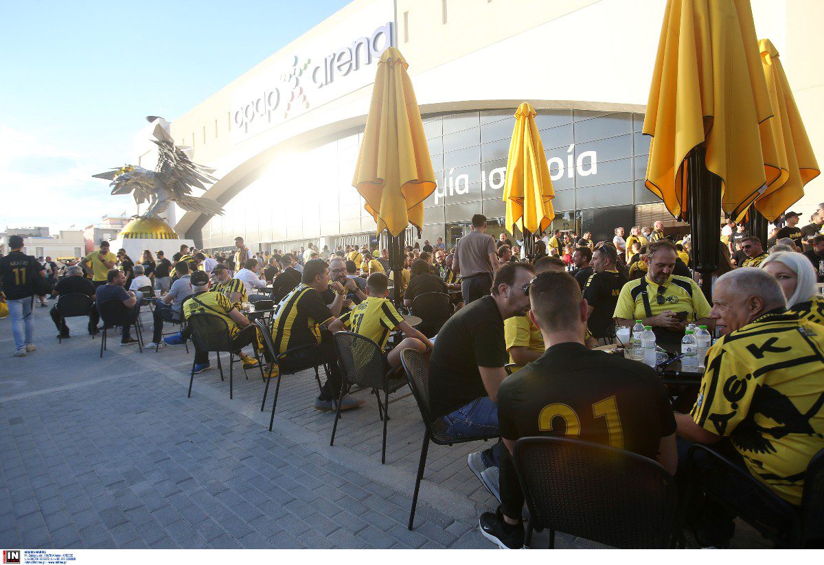 Ξεσηκωμός επικρατεί στη Νέα Φιλαδέλφεια καθώς η ΑΕΚ δίνει τον πρώτο επίσημο αγώνα της στη νεότευκτη OPAP Arena. Παρόν ο Χατζηχρήστος.