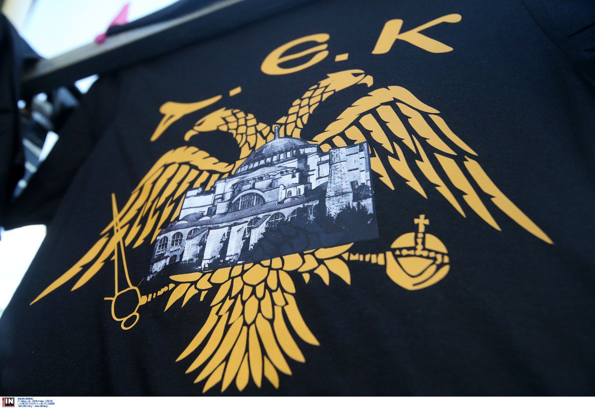 Ξεσηκωμός επικρατεί στη Νέα Φιλαδέλφεια καθώς η ΑΕΚ δίνει τον πρώτο επίσημο αγώνα της στη νεότευκτη OPAP Arena. Παρόν ο Χατζηχρήστος.