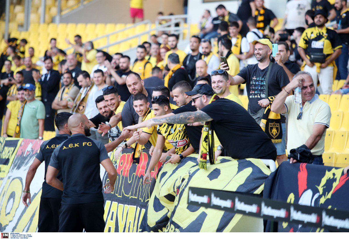 Ξεσηκωμός επικρατεί στη Νέα Φιλαδέλφεια καθώς η ΑΕΚ δίνει τον πρώτο επίσημο αγώνα της στη νεότευκτη OPAP Arena. Παρόν ο Χατζηχρήστος.